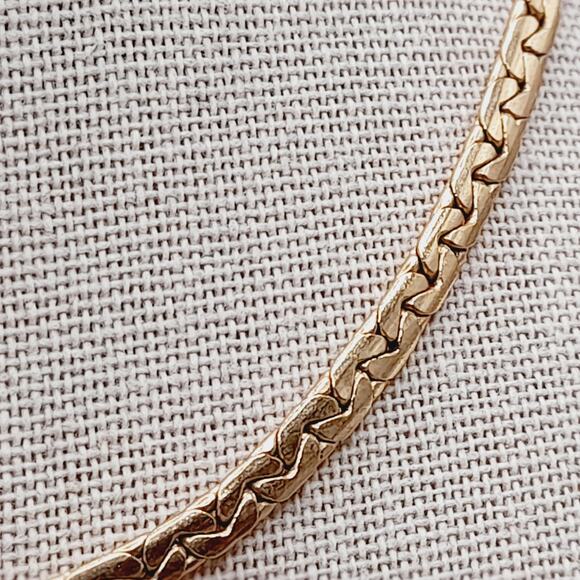 Vintage Avon Butterfly Necklace Gold Tone Green Enamel Accent 14 3/4 Inch - Picture 5 of 9